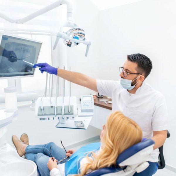 How To Choose The Right Dental Implant Specialist